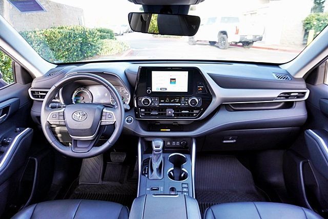 Used 2024 Toyota Highlander XLE AWD/4WD image 19