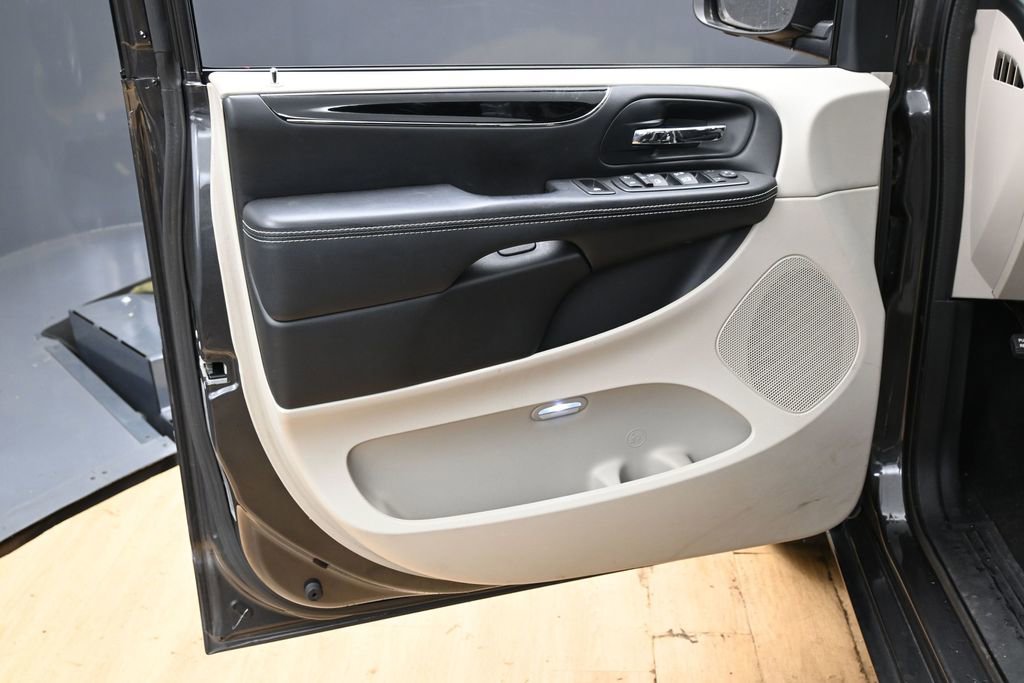 Used 2016 Dodge Grand Caravan SE FWD image 17
