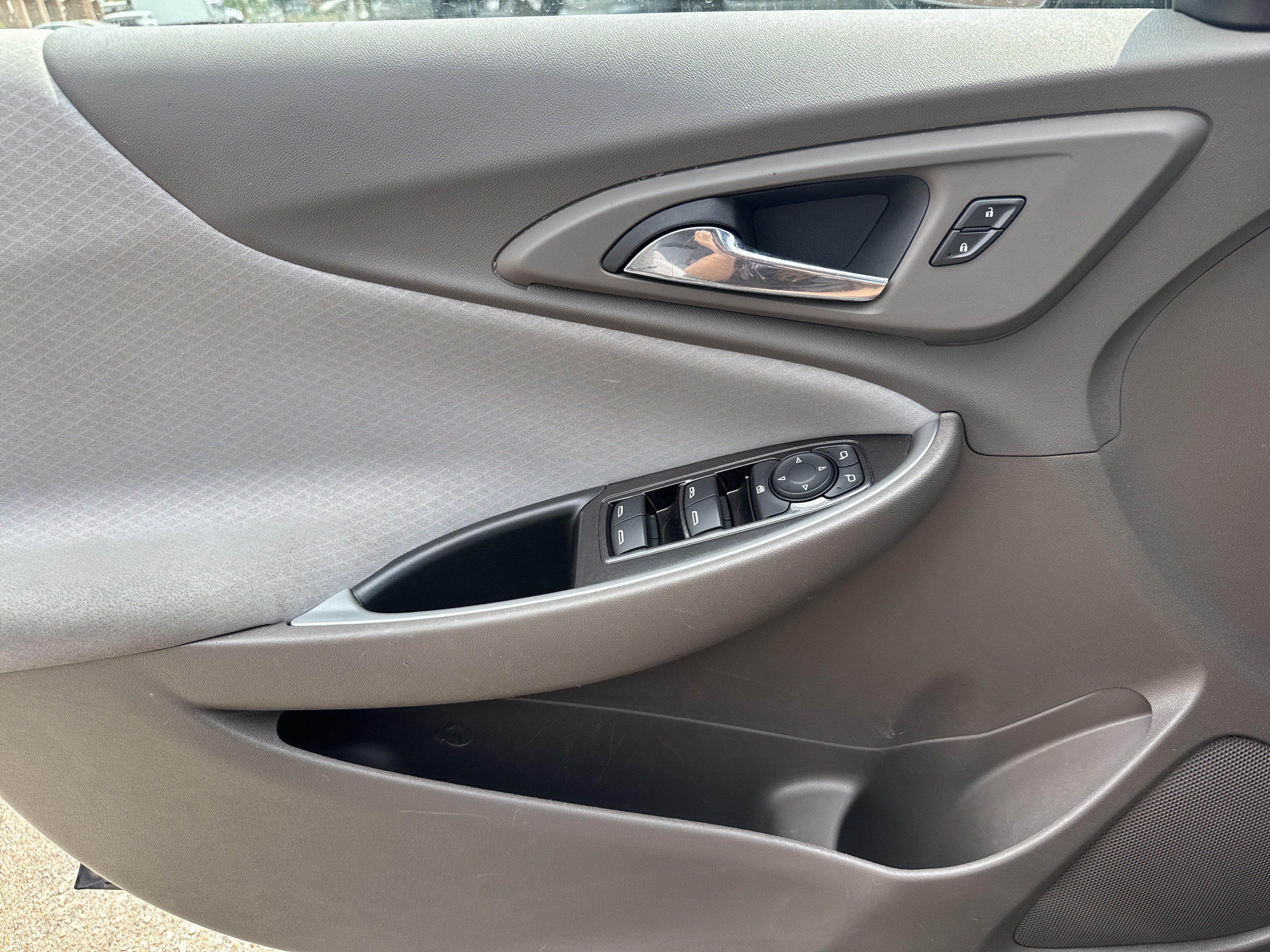 Used 2025 Chevrolet Malibu LT FWD image 9