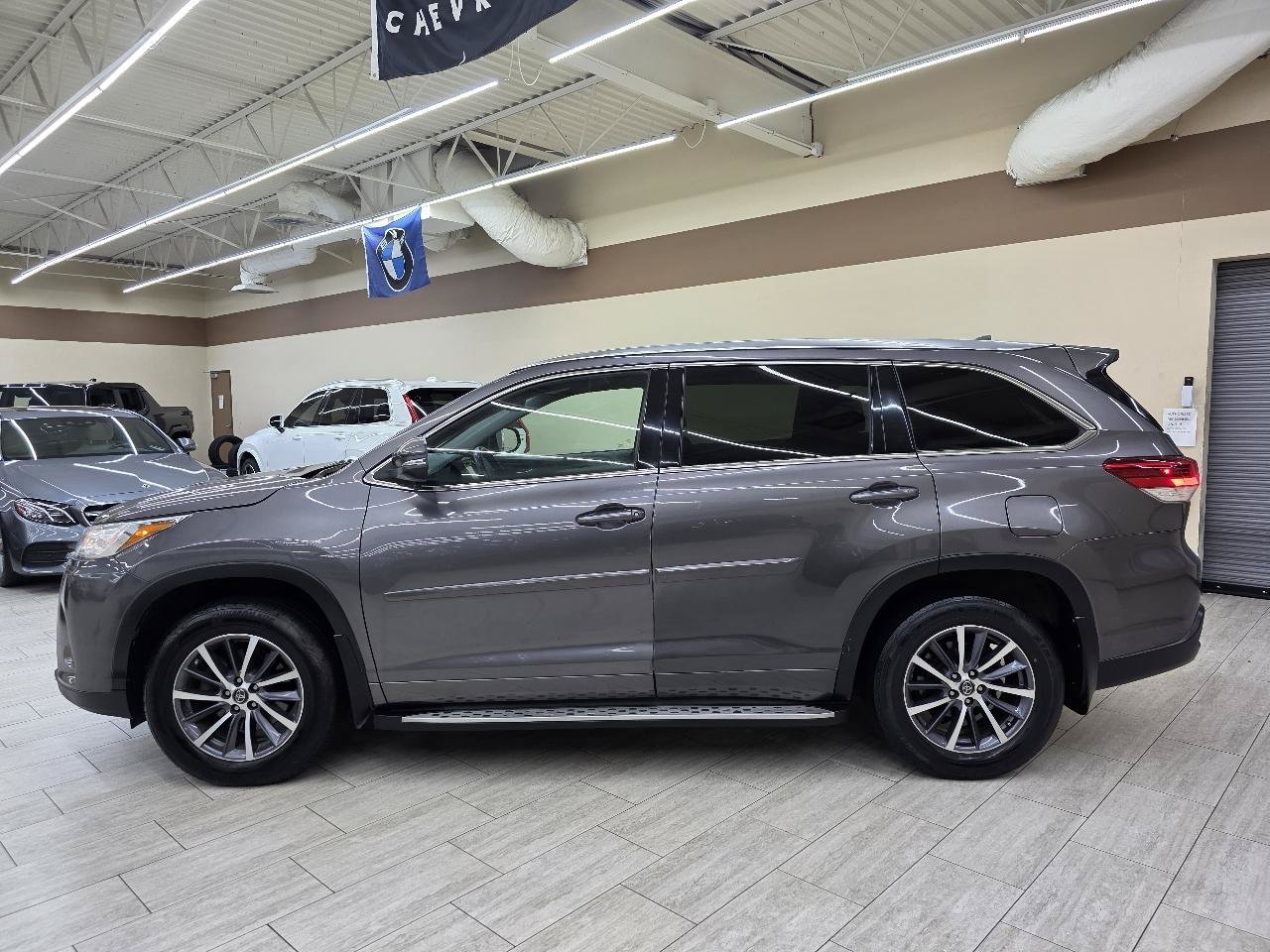 Used 2017 Toyota Highlander SE FWD image 9