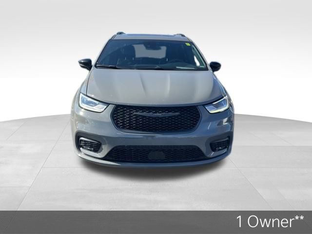 Used 2025 Chrysler Pacifica Limited image 2