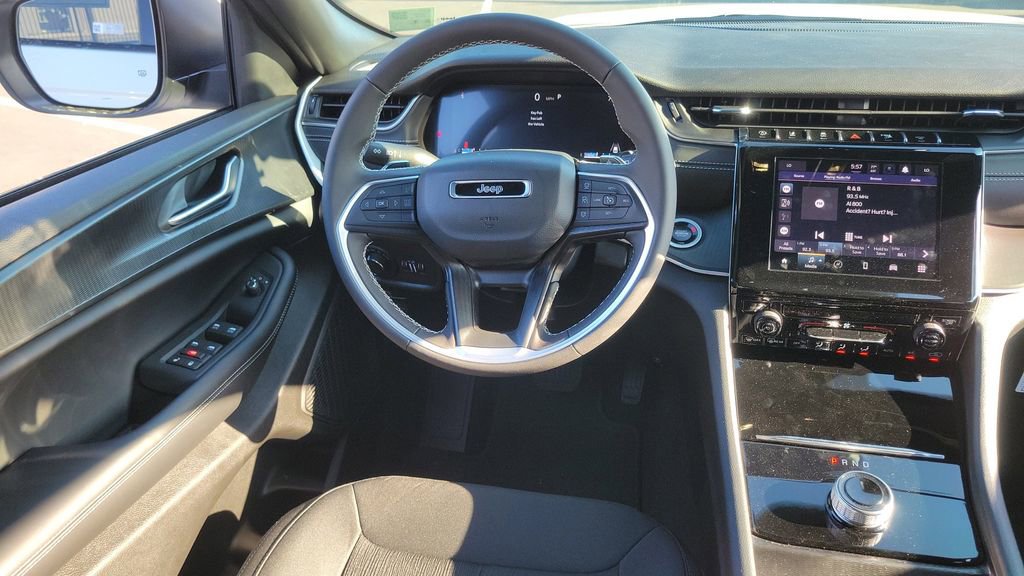 Used 2025 Jeep Grand Cherokee Laredo image 10