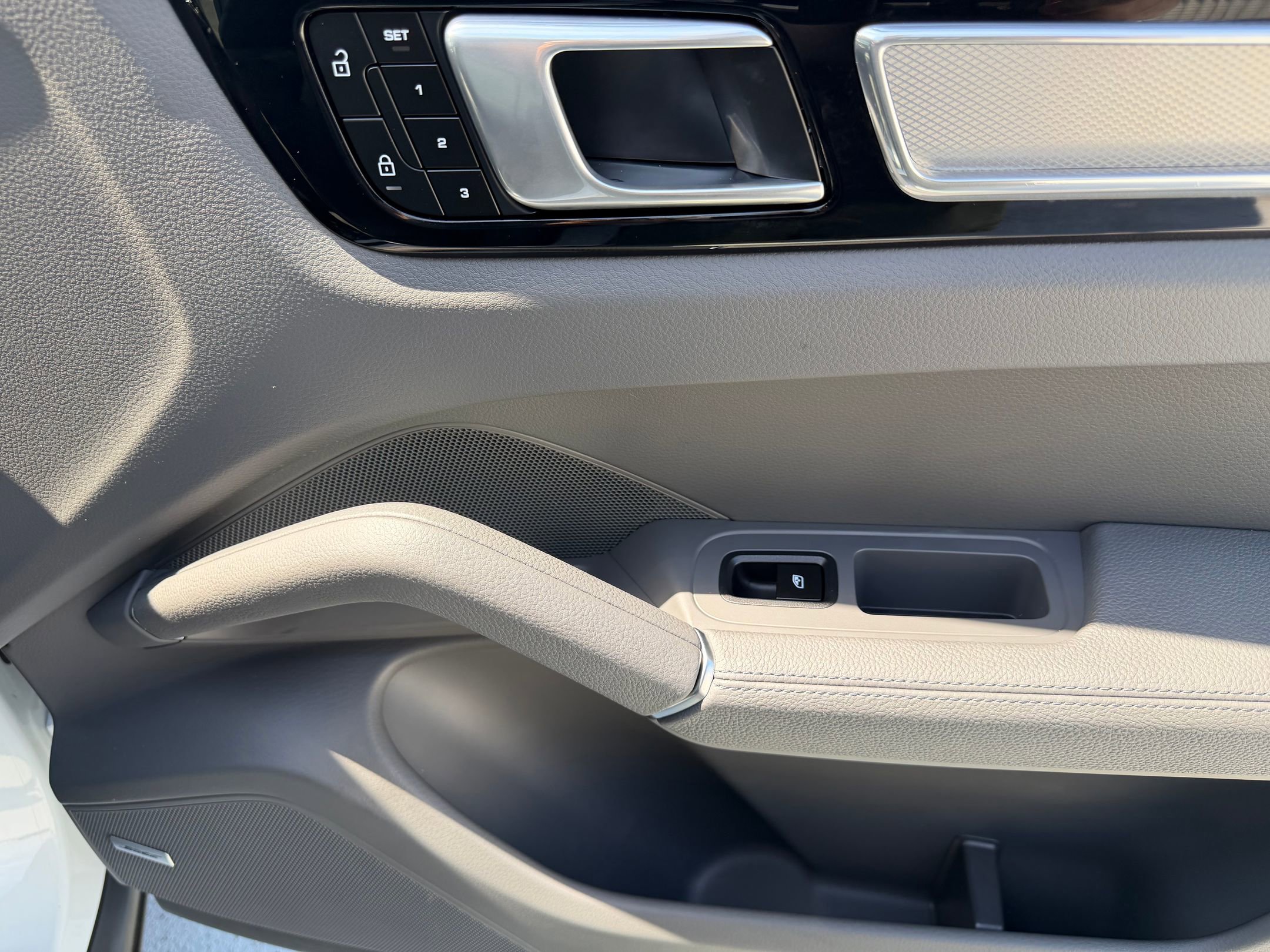 Certified 2023 Porsche Cayenne Platinum Edition image 18