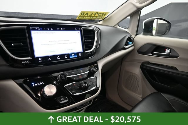 Used 2023 Chrysler Pacifica Touring-L FWD image 23