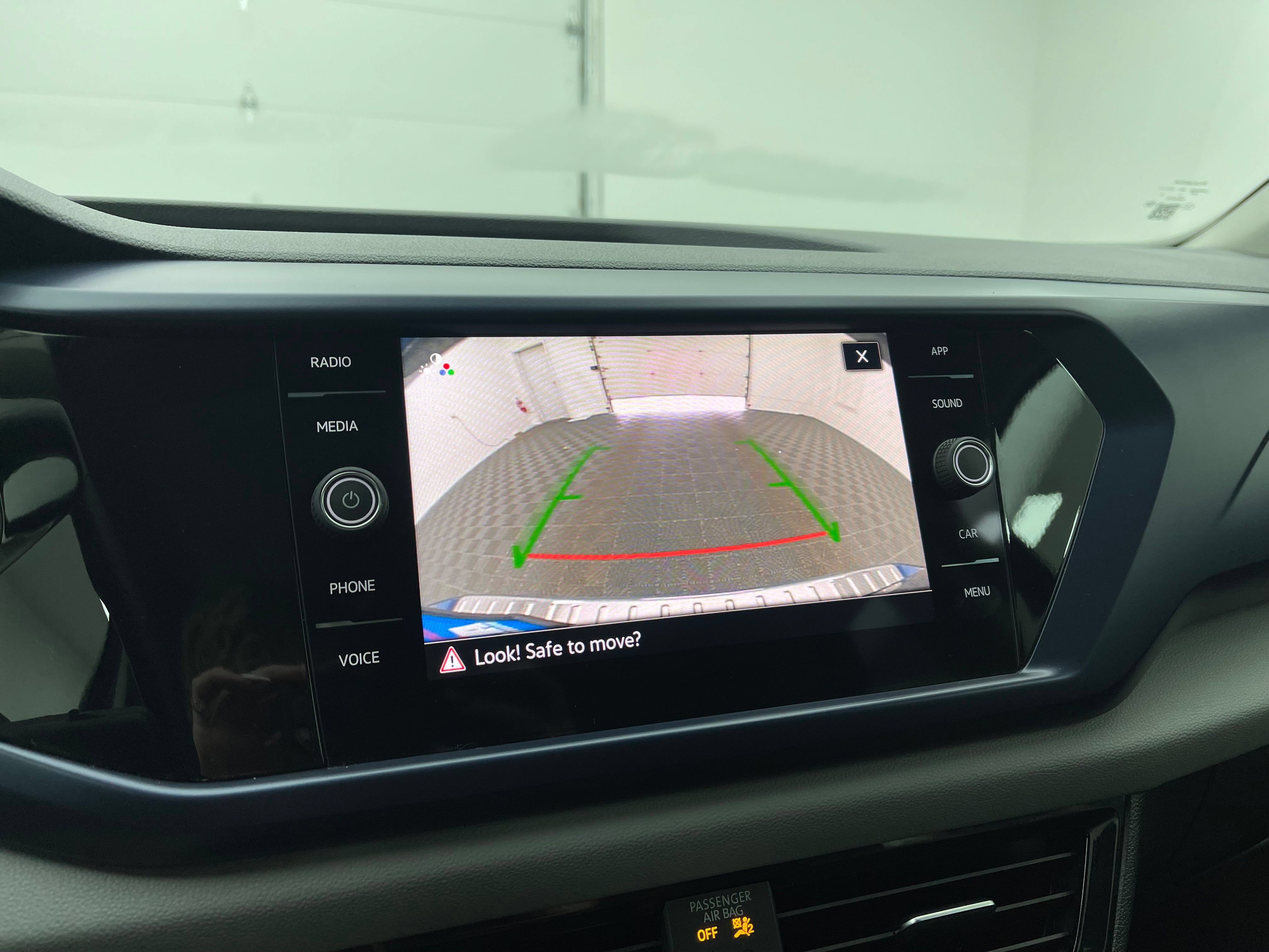 Used 2022 Volkswagen Taos SE w/ Panoramic Sunroof Package FWD image 4