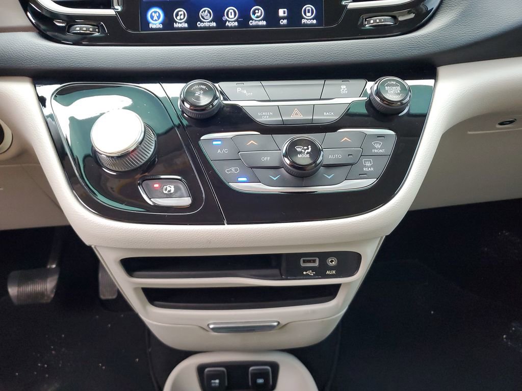 Used 2017 Chrysler Pacifica Touring-L w/ Tire & Wheel Group image 18