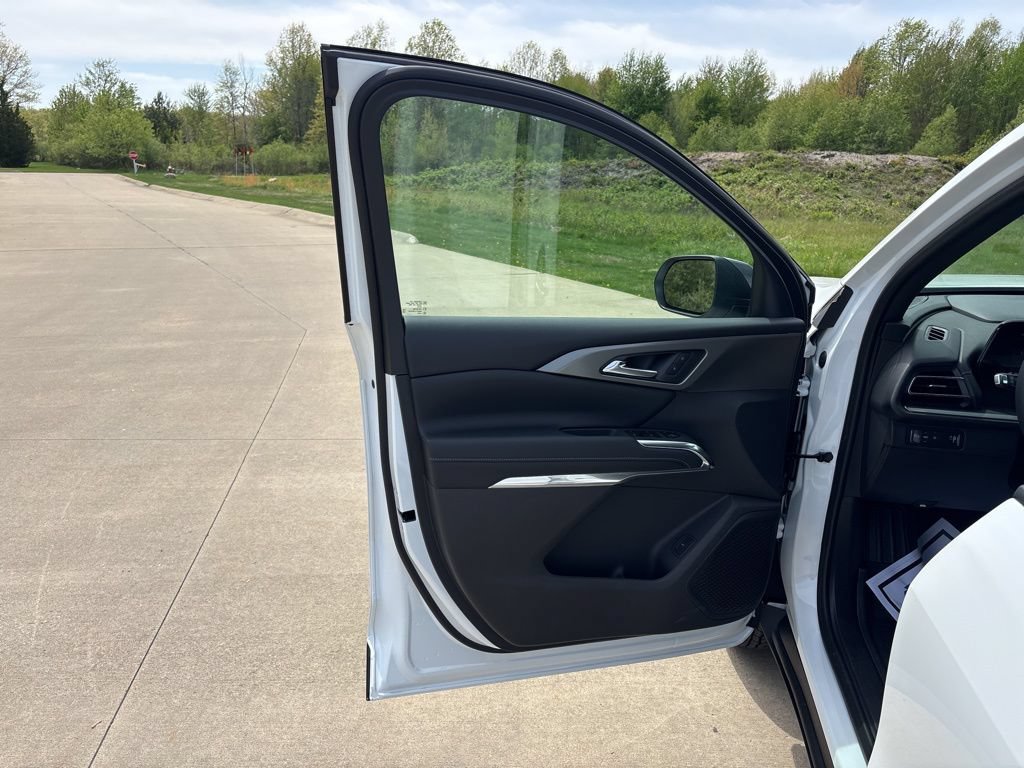 New 2026 Chevrolet Traverse LT w/ Sun and Wheel Package FWD image 13