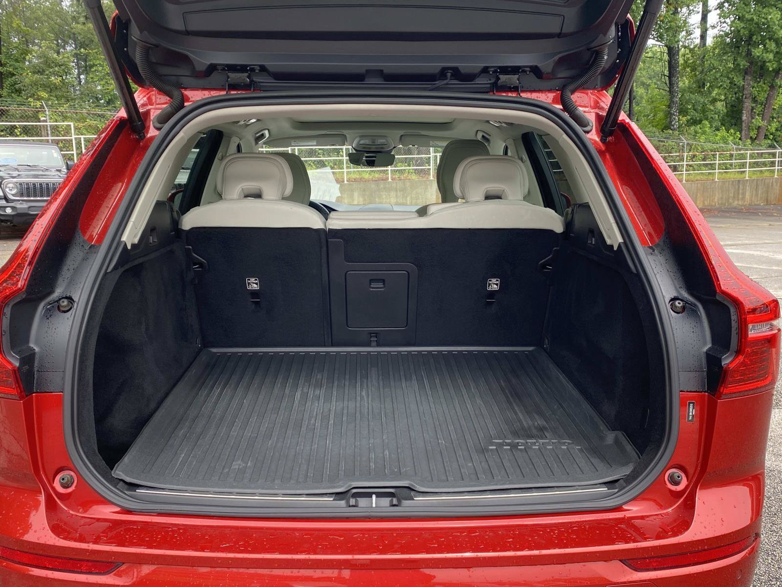 Used 2022 Volvo XC60 B5 Momentum AWD/4WD image 7