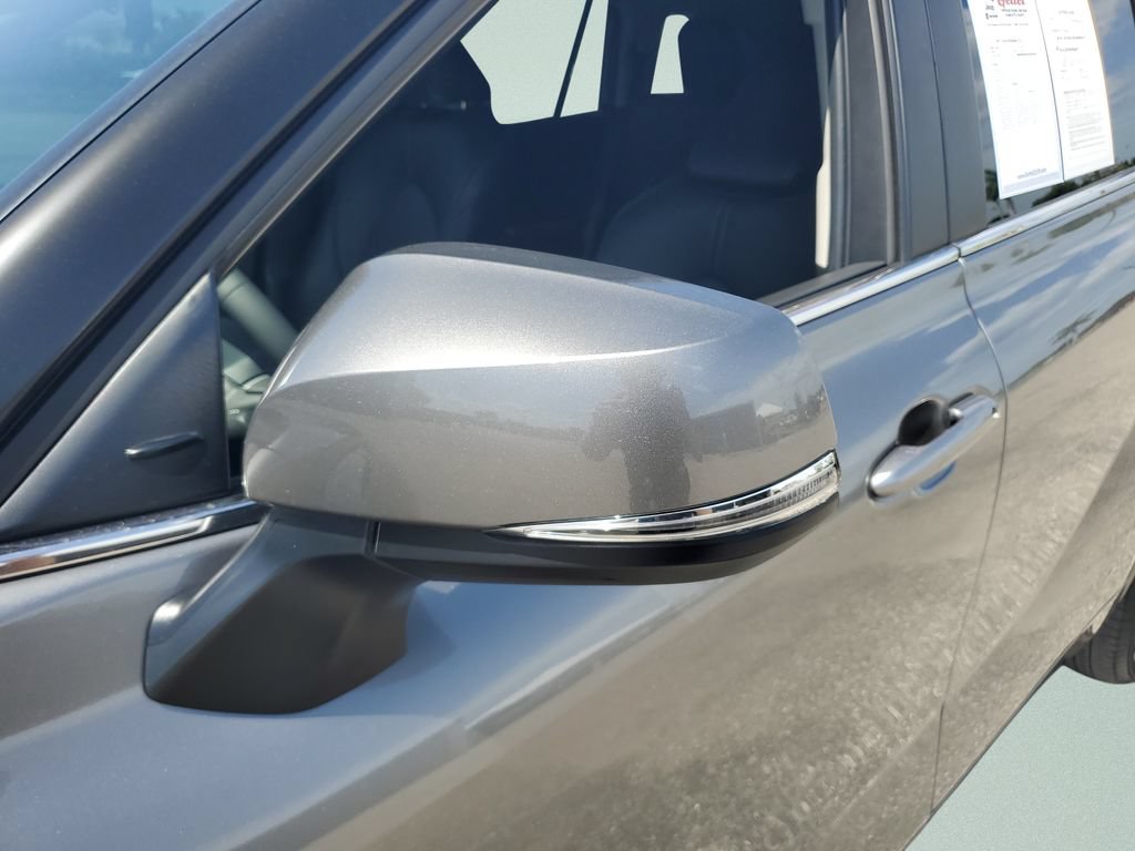 Used 2025 Toyota Highlander XLE FWD image 28