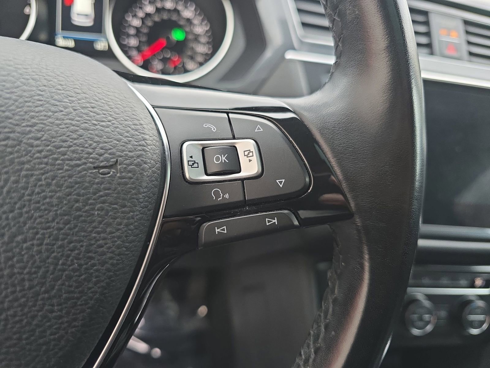 Used 2018 Volkswagen Tiguan SEL image 24