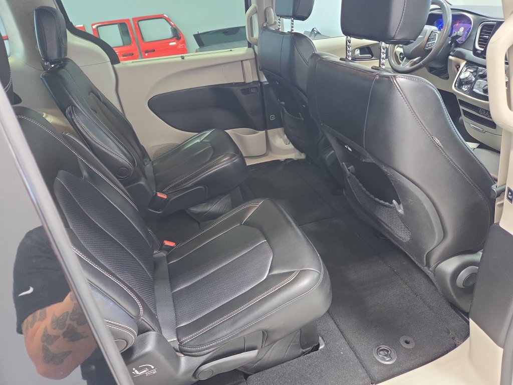 Used 2023 Chrysler Pacifica Touring-L FWD image 16