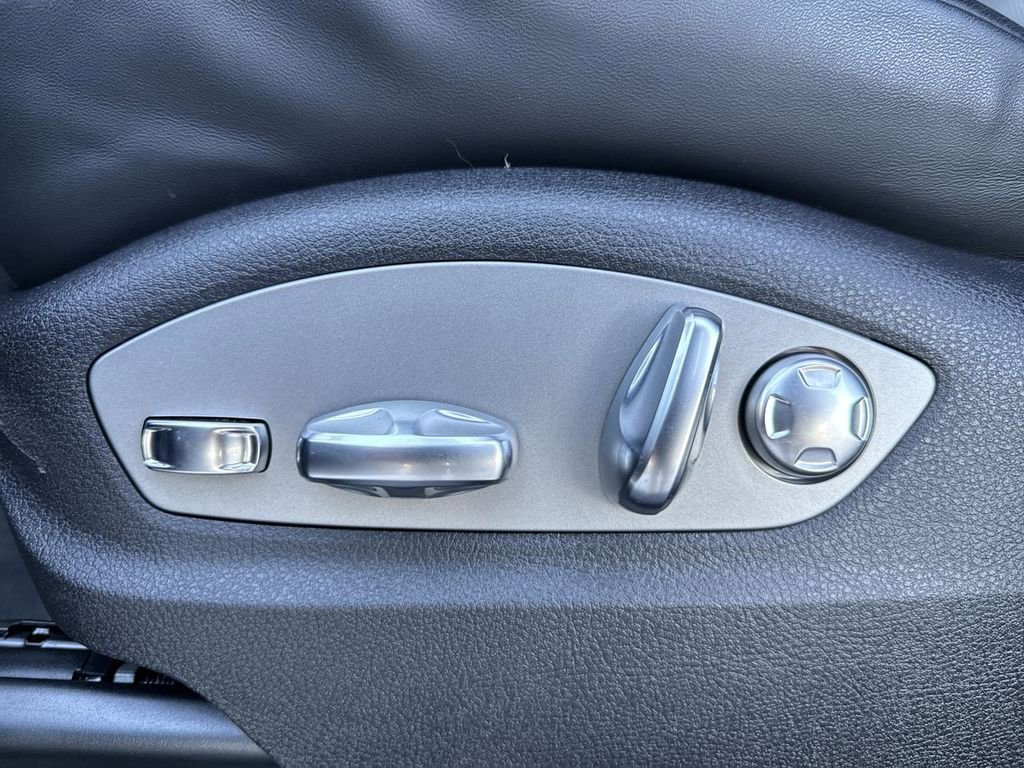 Certified 2025 Porsche Macan image 8