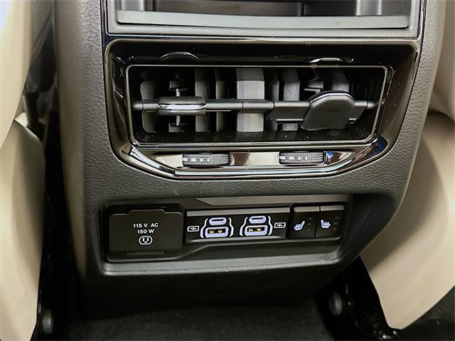 Used 2025 Jeep Grand Cherokee Limited w/ Luxury Tech Group II image 12