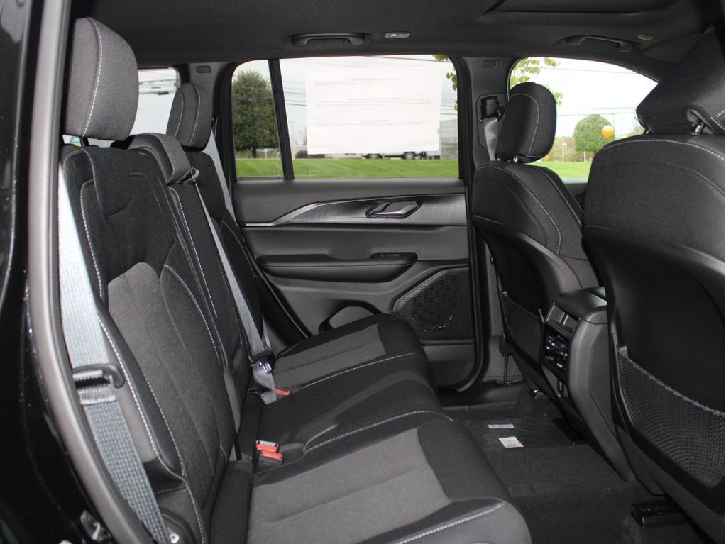 New 2025 Jeep Grand Cherokee Laredo X w/ Luxury Tech Group I image 34