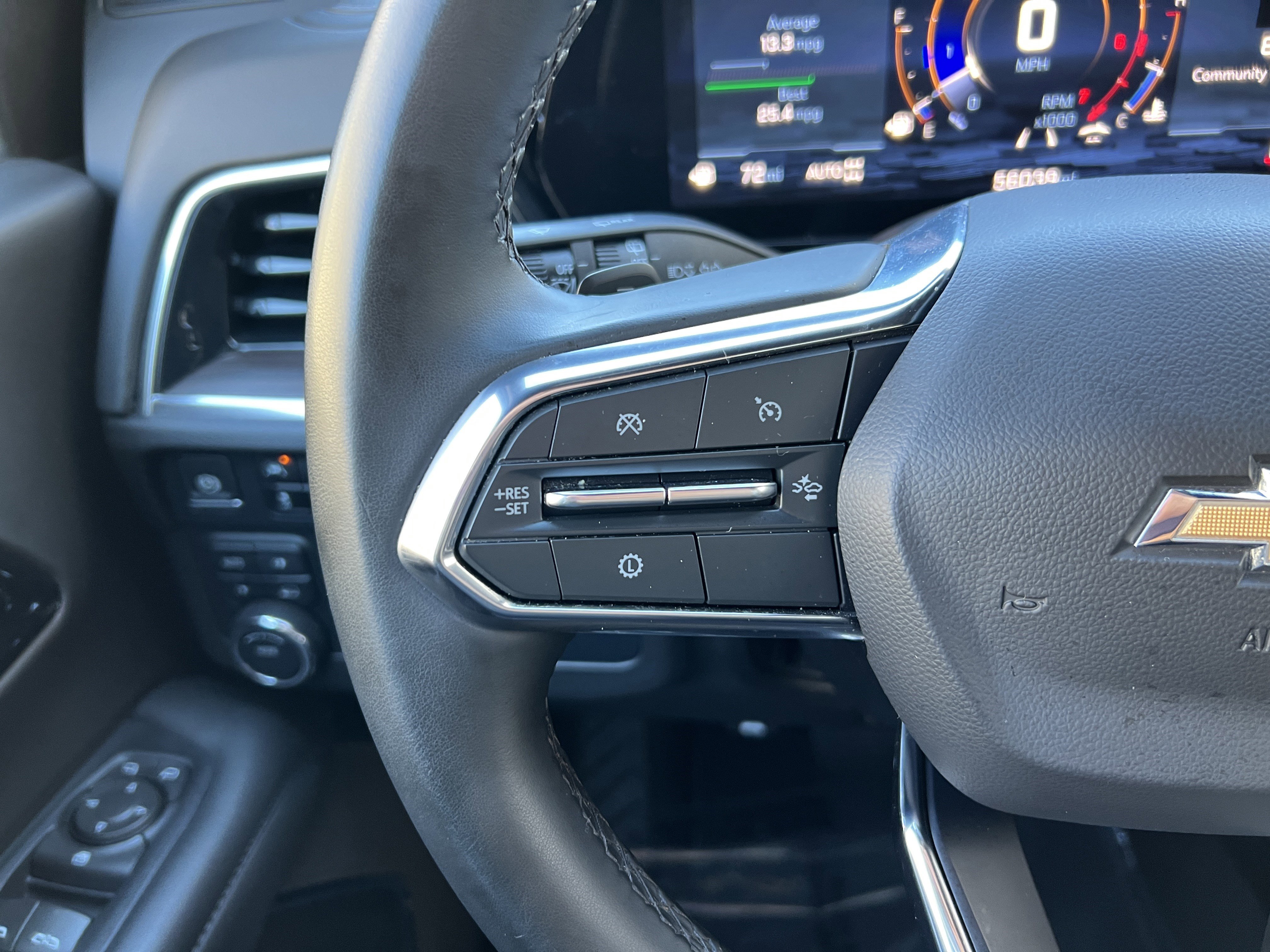 Used 2025 Chevrolet Suburban LT image 29