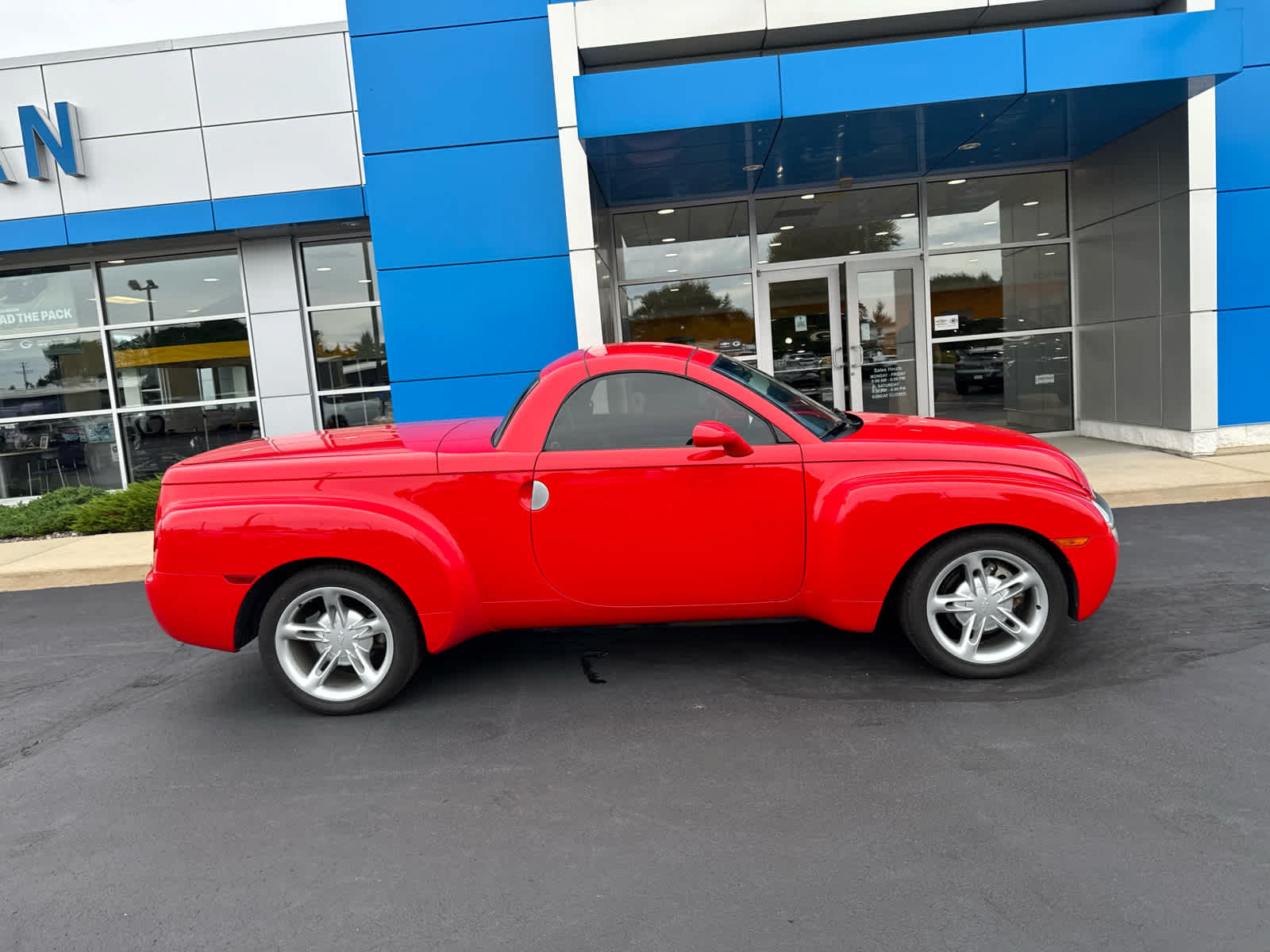 Used 2004 Chevrolet SSR w/ Preferred Equipment Group RWD image 2
