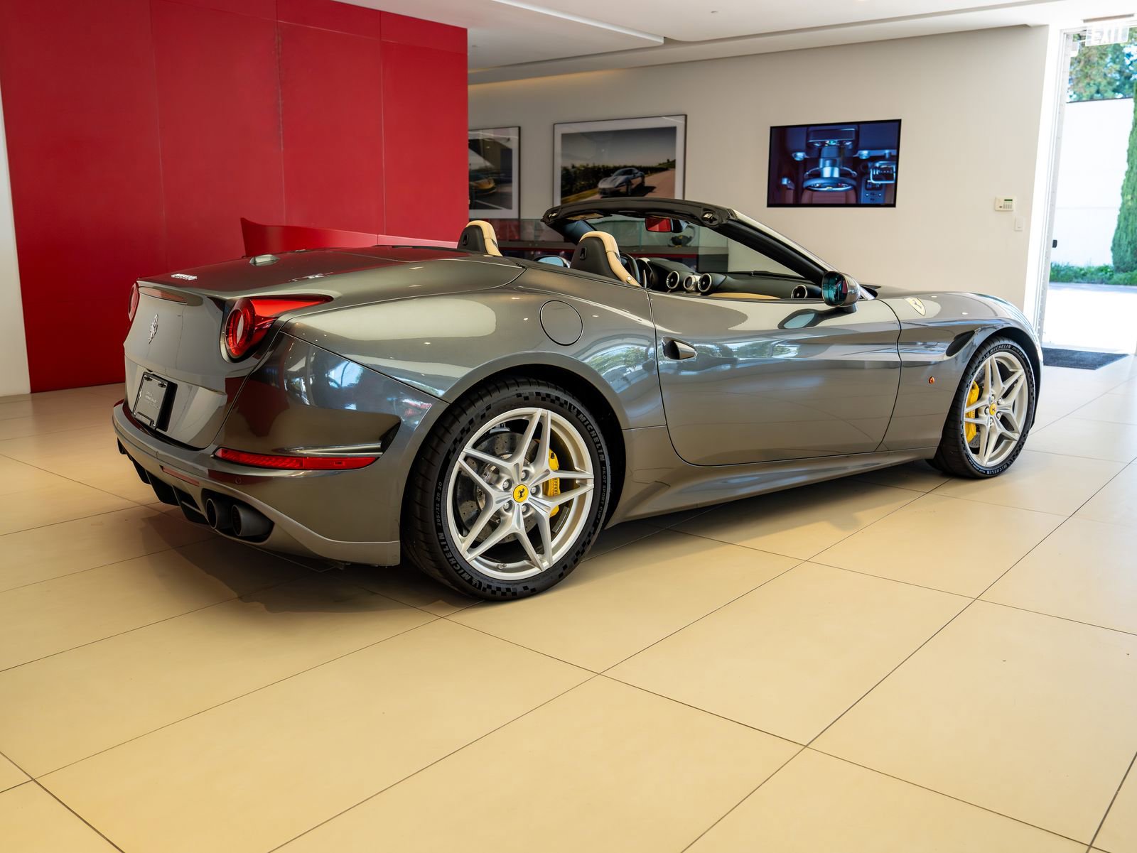 Certified 2017 Ferrari California T RWD image 6