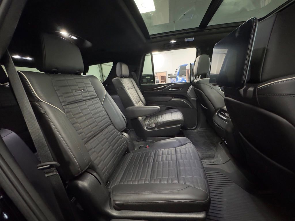 Used 2022 Cadillac Escalade Sport Platinum w/ LPO, ONYX Package image 20