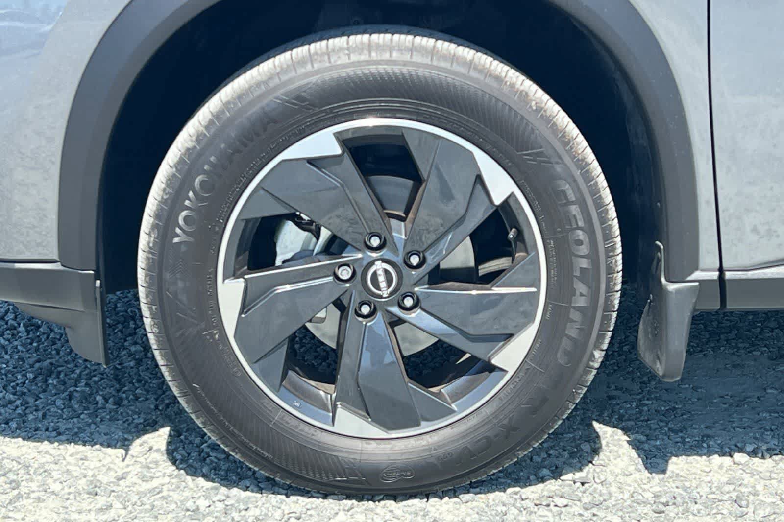 Used 2025 Nissan Rogue SV w/ SV Premium Package FWD image 36