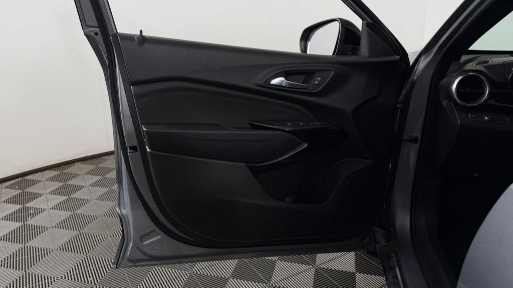 Used 2024 Chevrolet Trax RS w/ Sunroof Package FWD image 11