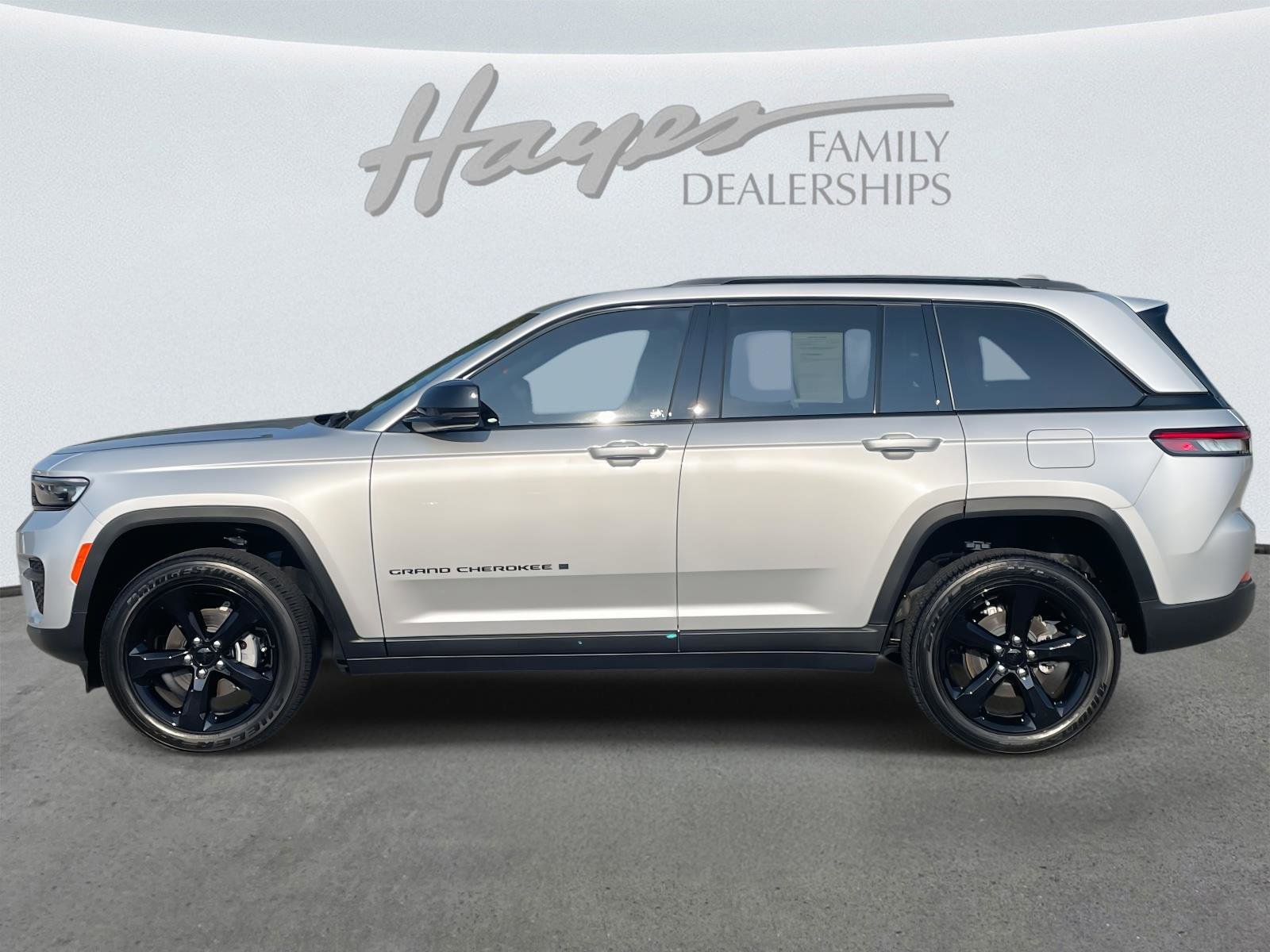 Used 2025 Jeep Grand Cherokee Altitude image 35