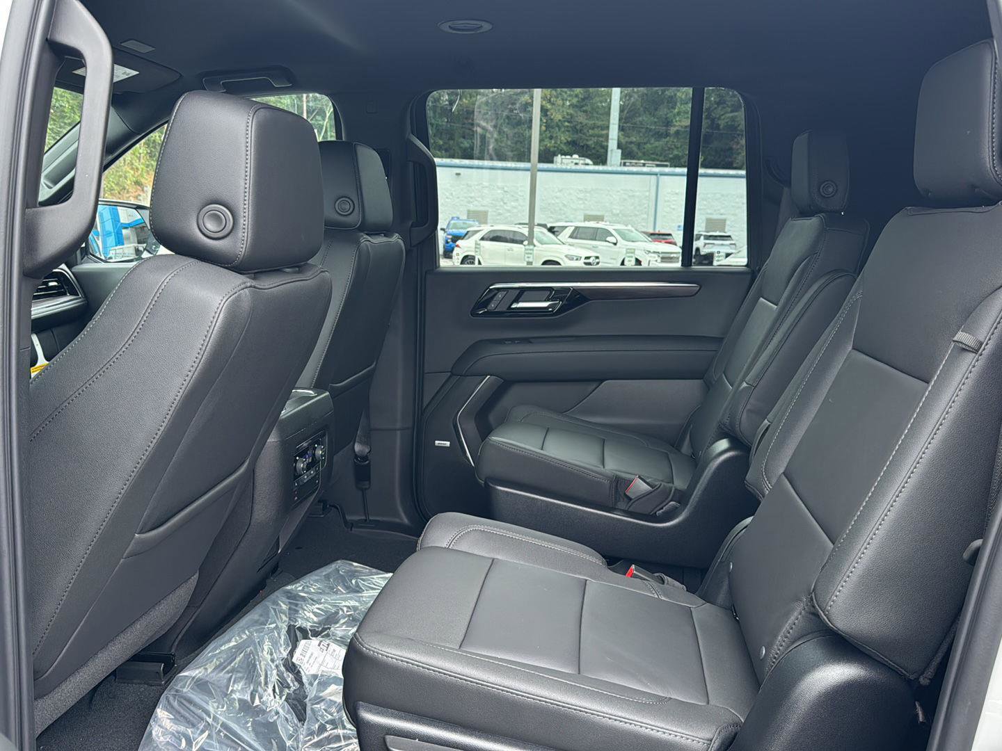 New 2026 Chevrolet Suburban LT image 9