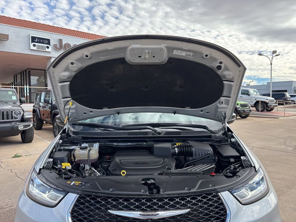 Used 2024 Chrysler Pacifica Touring-L image 46