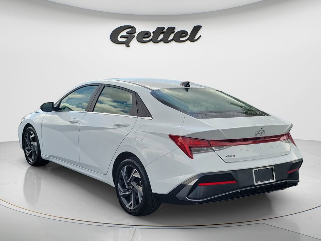 Certified 2024 Hyundai Elantra SEL w/ Convenience Package FWD image 7