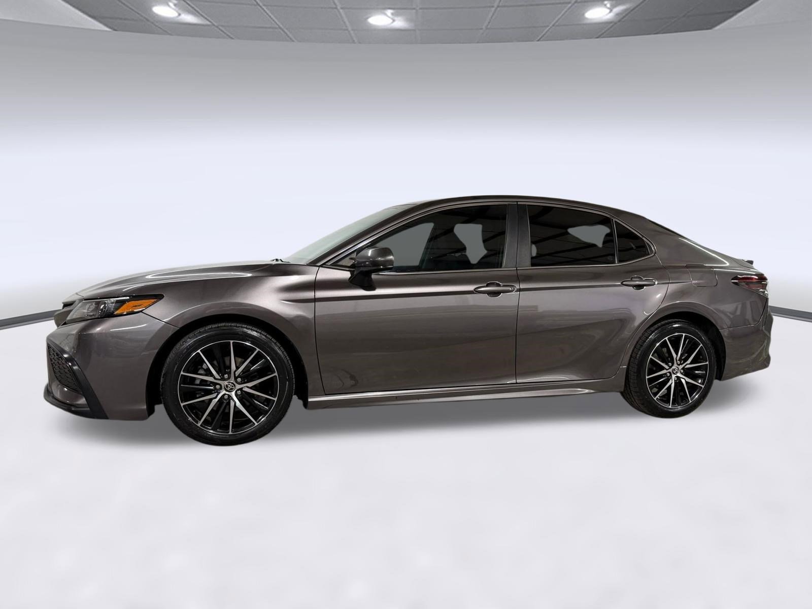 Used 2021 Toyota Camry SE image 2