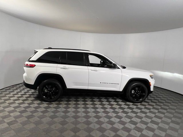 Used 2023 Jeep Grand Cherokee Altitude image 3
