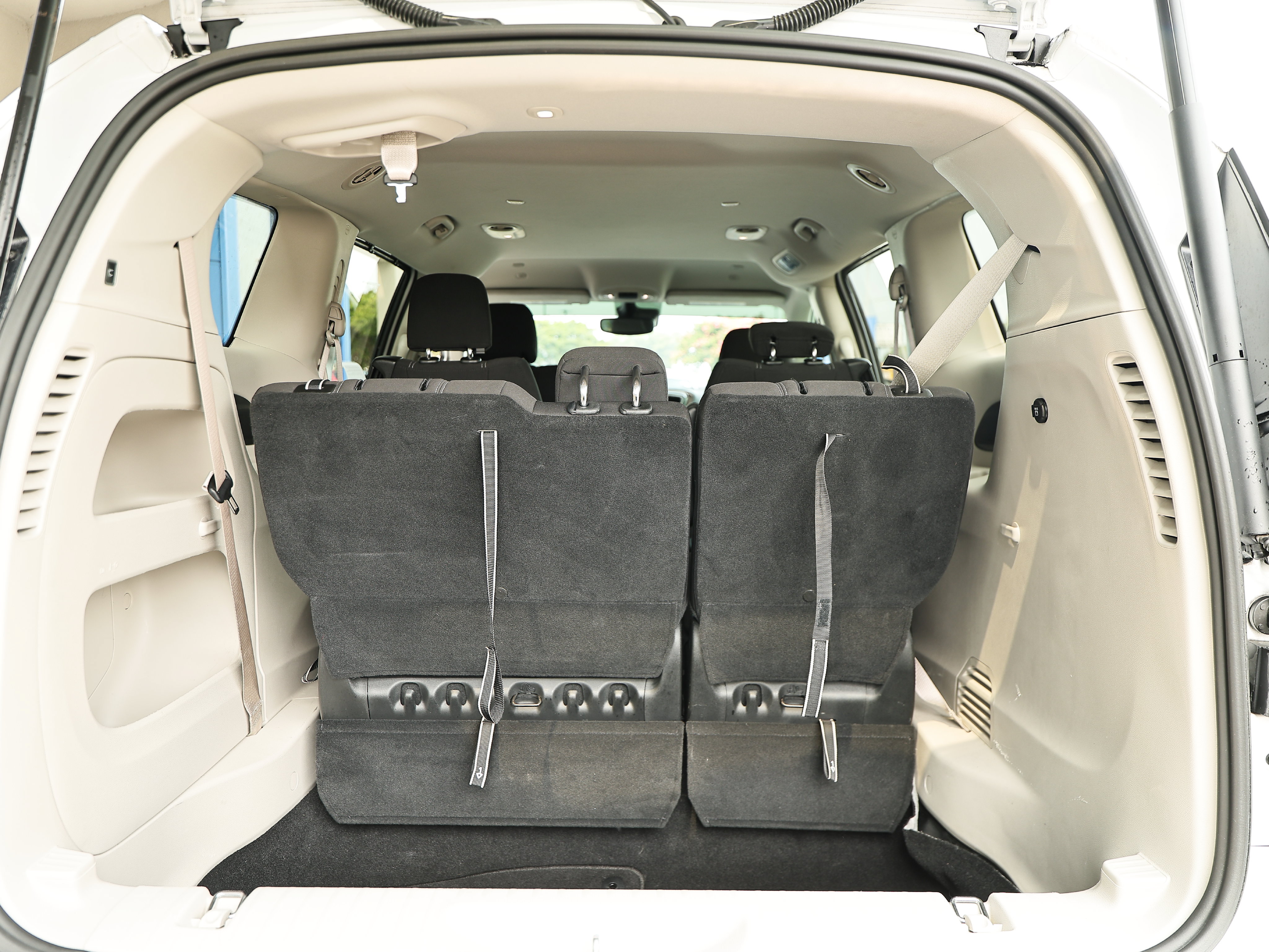 Used 2024 Chrysler Voyager LX FWD image 27