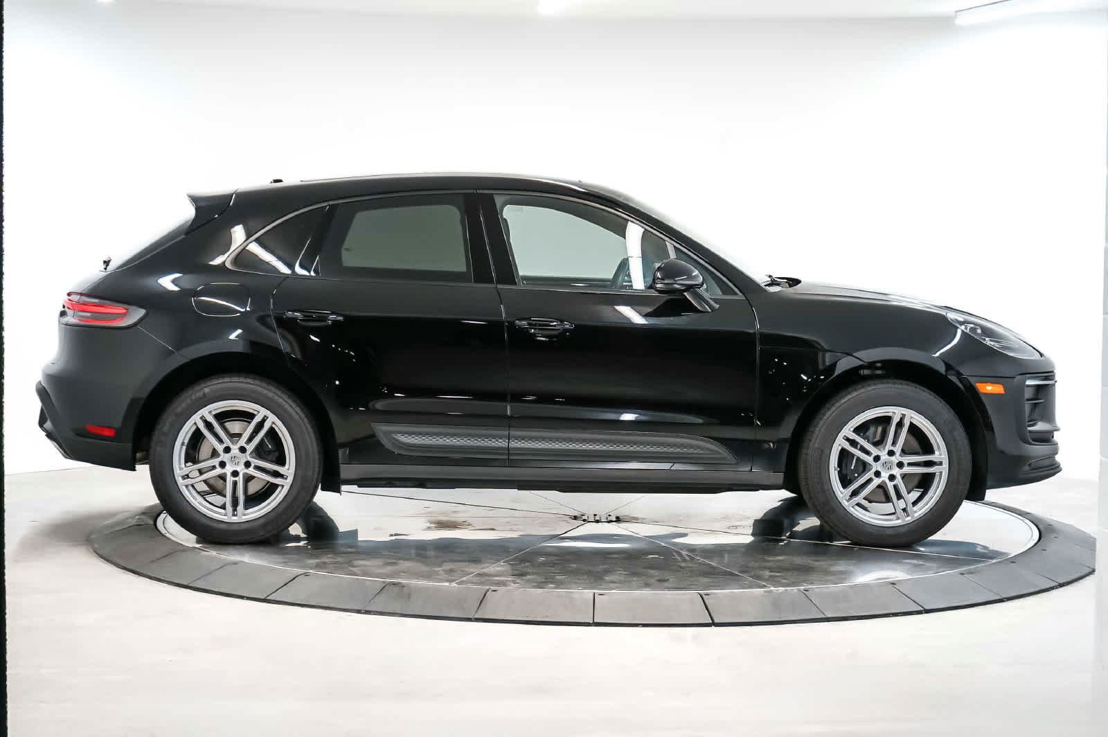 Certified 2026 Porsche Macan AWD/4WD image 8