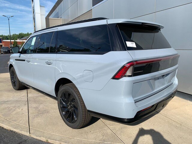 New 2026 Lincoln Navigator L Reserve w/ Jet Appearance Package AWD/4WD image 10