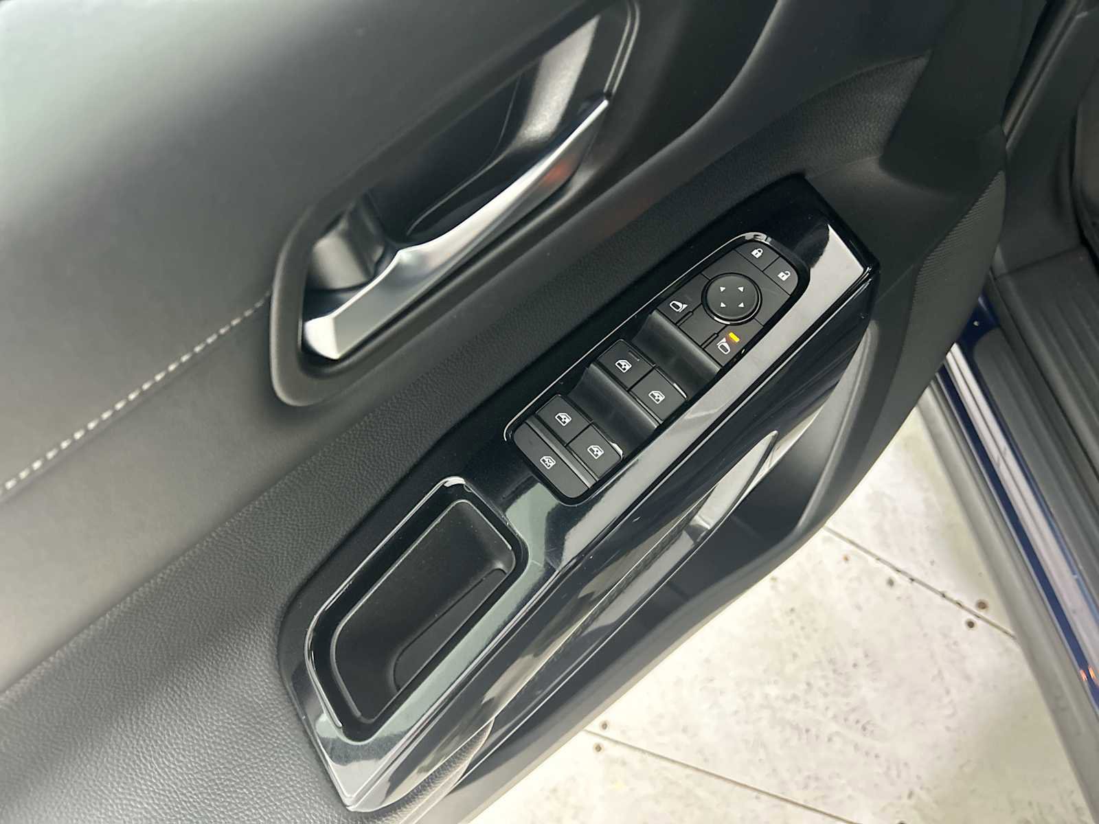 Used 2022 Nissan Pathfinder SV image 15