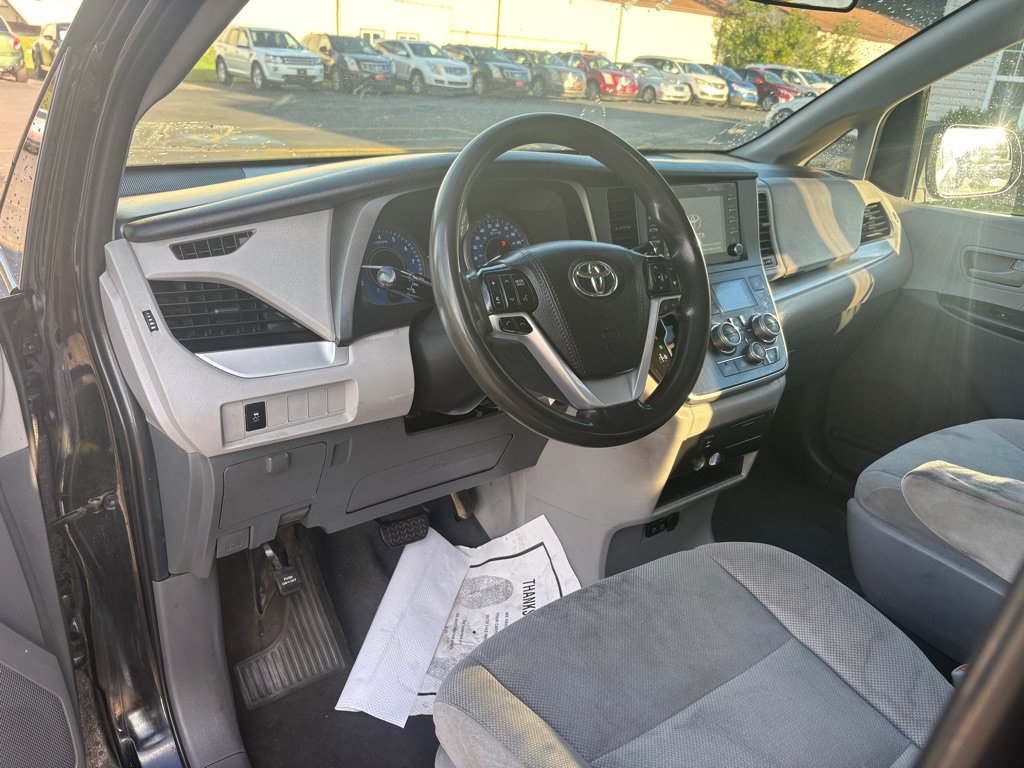 Used 2020 Toyota Sienna L FWD image 15