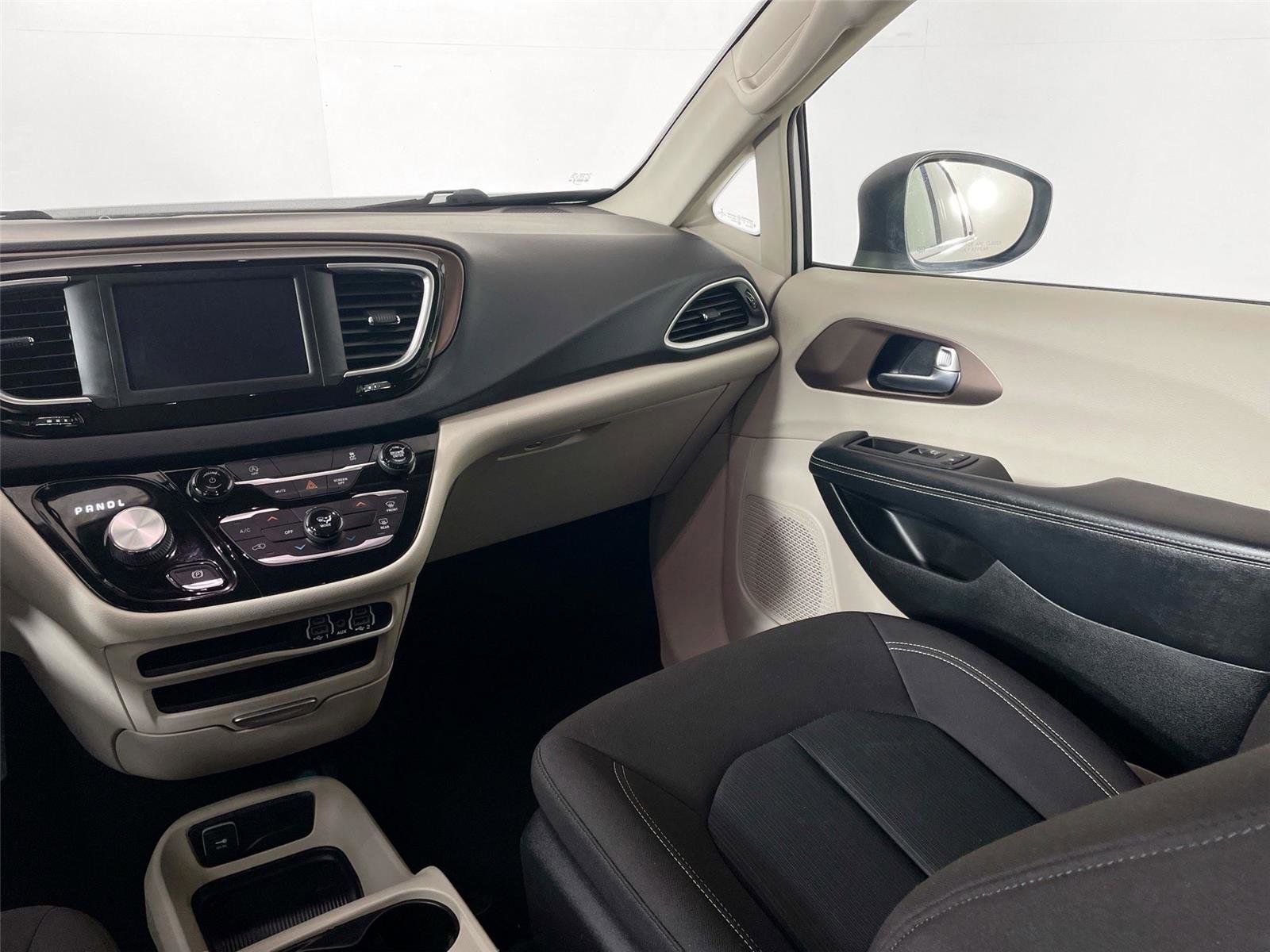 Used 2022 Chrysler Voyager LX image 23