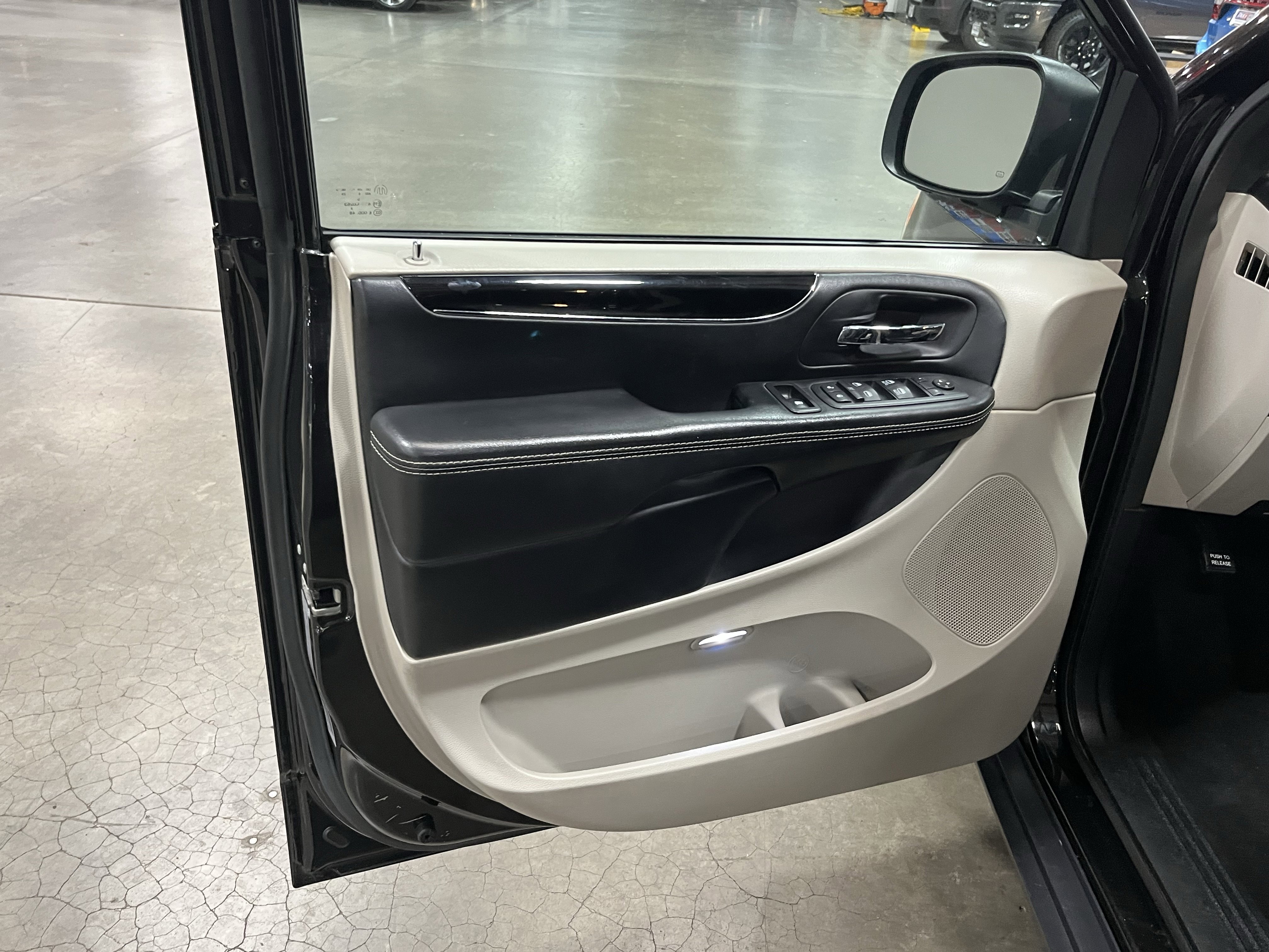 Used 2017 Dodge Grand Caravan SXT FWD image 15