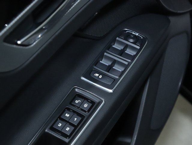 Used 2018 Jaguar XF Premium image 30