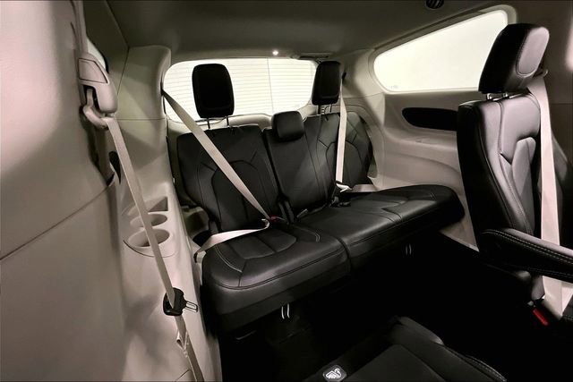 Used 2024 Chrysler Pacifica Touring-L image 31
