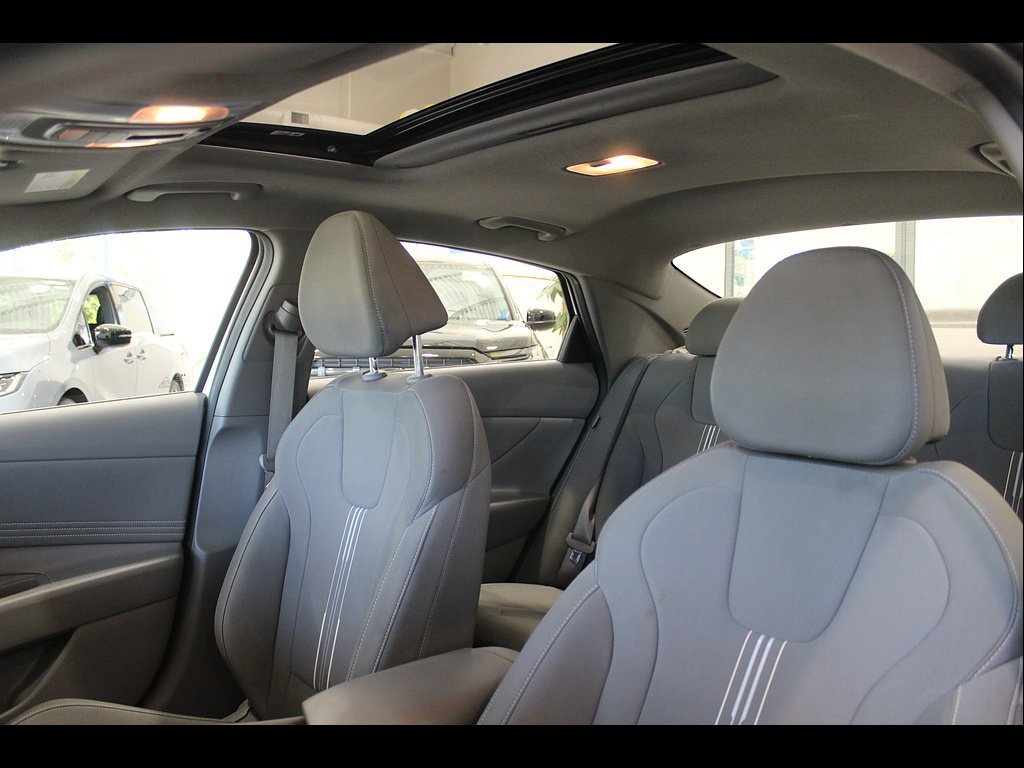 Used 2025 Hyundai Elantra SEL FWD image 14