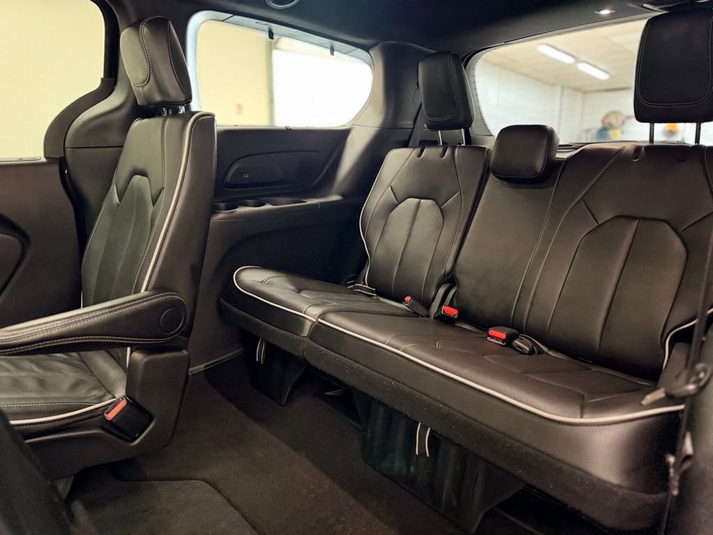 Used 2025 Chrysler Pacifica Limited FWD image 22