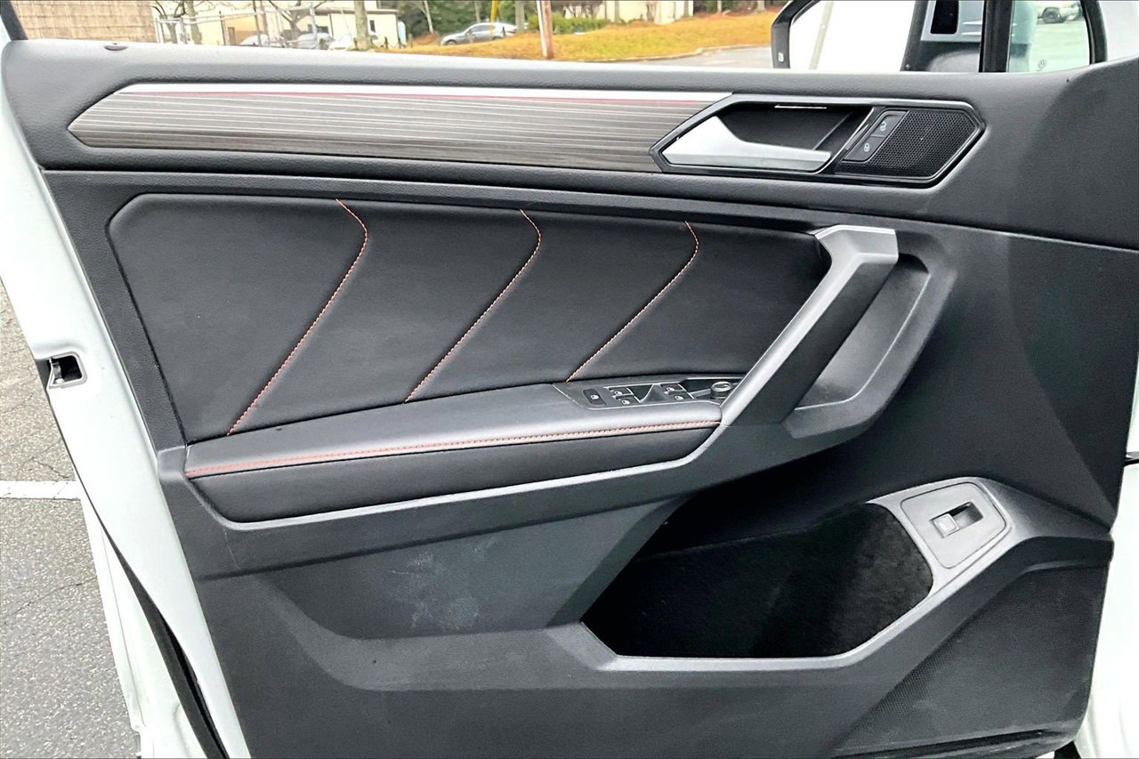 Used 2024 Volkswagen Tiguan SE image 25