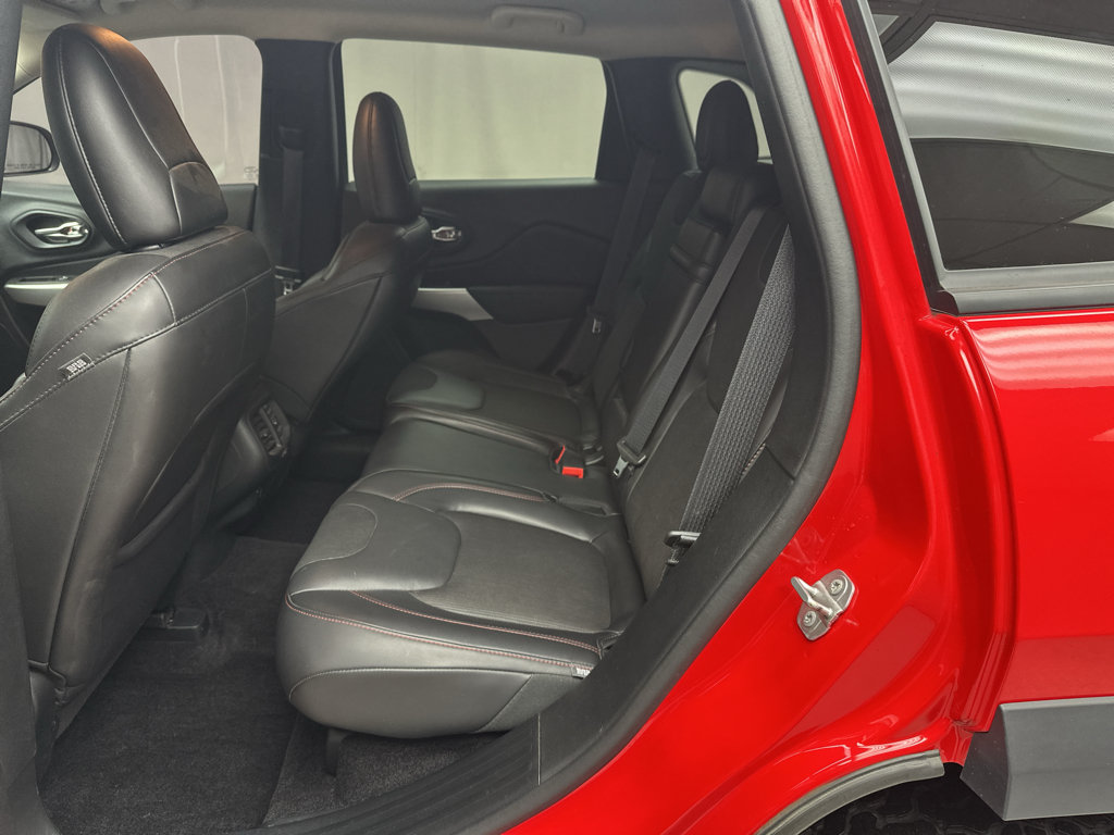Used 2018 Jeep Cherokee Trailhawk w/ Cold Weather Group AWD/4WD image 19