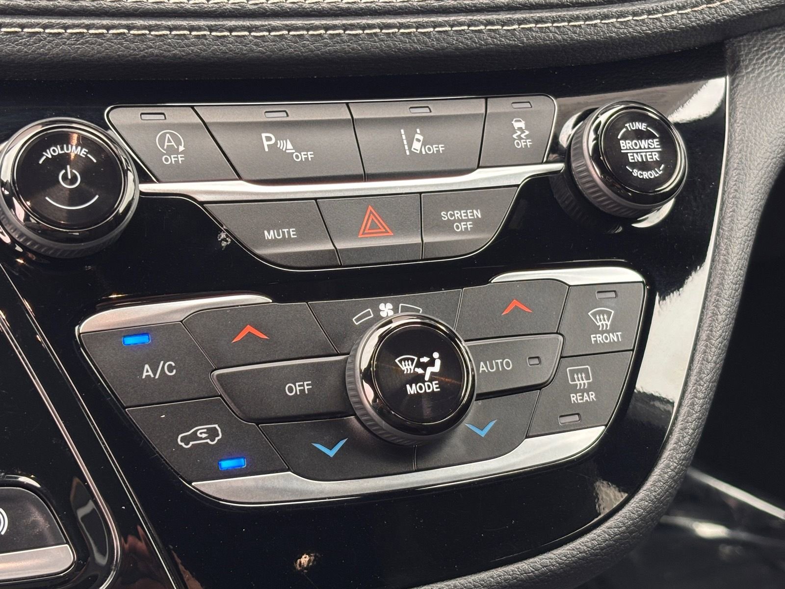 Used 2024 Chrysler Pacifica Touring FWD image 31