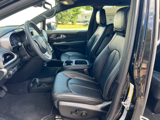 Used 2025 Chrysler Pacifica Select w/ Uconnect Theater Family Group AWD/4WD image 4