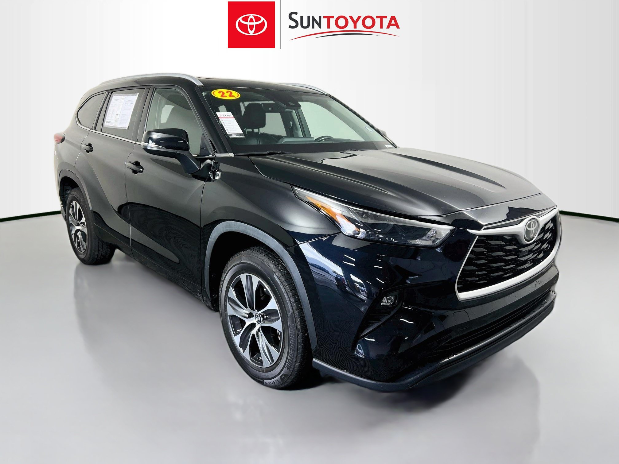 Used 2022 Toyota Highlander XLE FWD image 1
