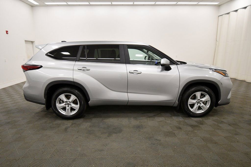 Used 2024 Toyota Highlander LE AWD/4WD image 9