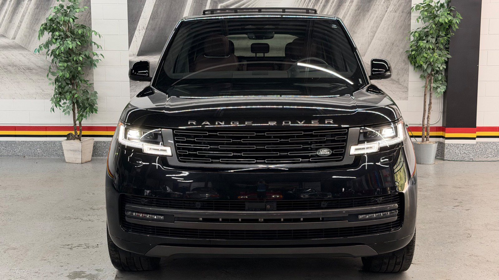 Used 2025 Land Rover Range Rover SE AWD/4WD image 2