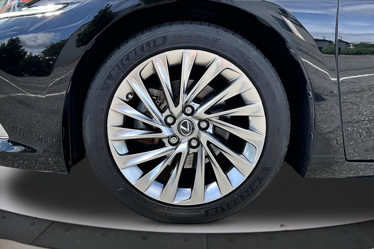 Used 2019 Lexus ES 300h w/ Accessory Package 2 FWD image 33