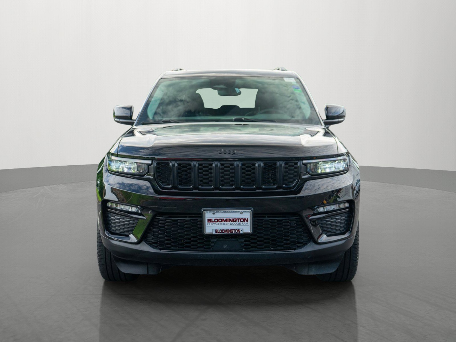 Used 2023 Jeep Grand Cherokee Limited w/ Black Appearance Package AWD/4WD image 2